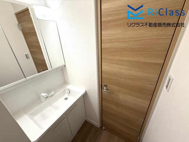 中古戸建　神戸市長田区片山町１丁目10の独立洗面台|新調の三面鏡付き洗髪洗面化粧台