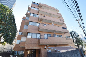 【外観】 | 手入れの行き届いた外壁やエントランスなど、「見ればわかる」レベルで清潔感を保ったマンションです。築年数を感じさせない姿で皆様をお出迎えします。～即日のご見学可能～　お問合せはお気軽にどうぞ。