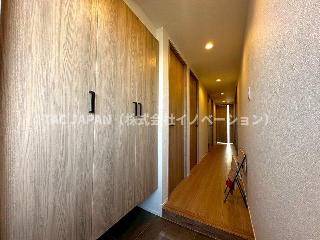 セレナハイムパークステージ桶川の玄関|日頃からスッキリ使いたい玄関スペースには天井まで届く大型シューズボックスを完備。明るく清潔感ある印象が素敵なお部屋に生まれ変わりました。