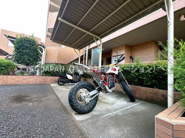 セレナハイムパークステージ桶川のその他共用部分|敷地内の屋根付きバイク置場も9/27時点で空きあります。
※月々700円/台