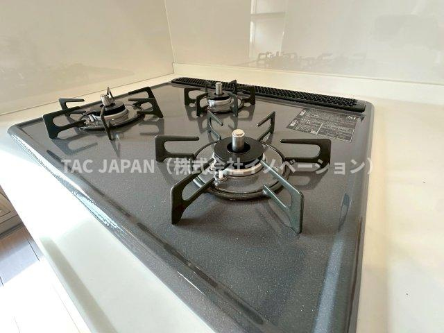 セレナハイムパークステージ桶川のキッチン|【３口コンロ】
 煮物と焼き物などを同時にこなせる３口コンロ。