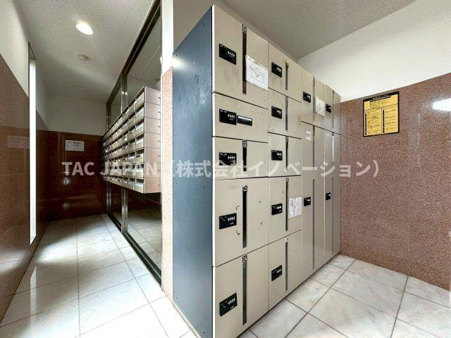 セレナハイムパークステージ桶川のエントランス|【宅配ボックス】
エントランスに不在時でも荷物を受け取れる宅配ボックスを完備しています。