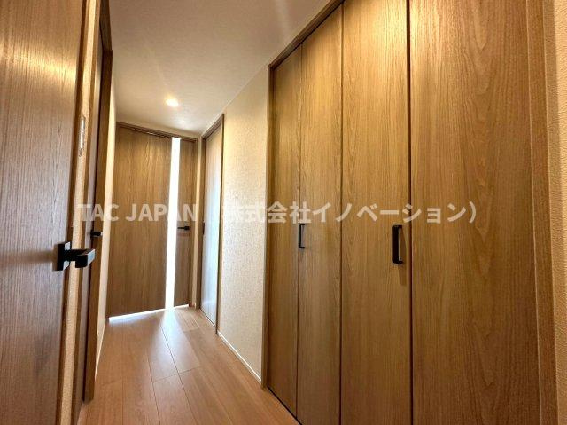 セレナハイムパークステージ桶川の玄関|廊下には掃除機などの生活家電からお子様の遊び道具までマルっと入れておける大きなクローゼットを完備しています。