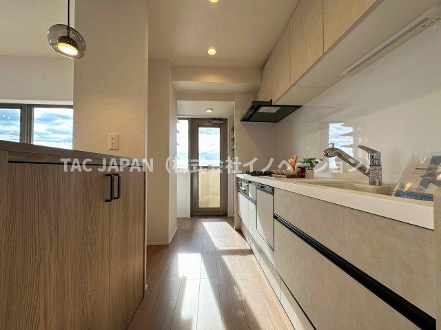 セレナハイムパークステージ桶川のキッチン|広い作業スペース×収納を備えるキッチンスペースには、便利なビルトイン食器洗浄乾燥機や浄水シャワー栓・調理の幅が広がる3口コンロを完備するシステムキッチンを新設。