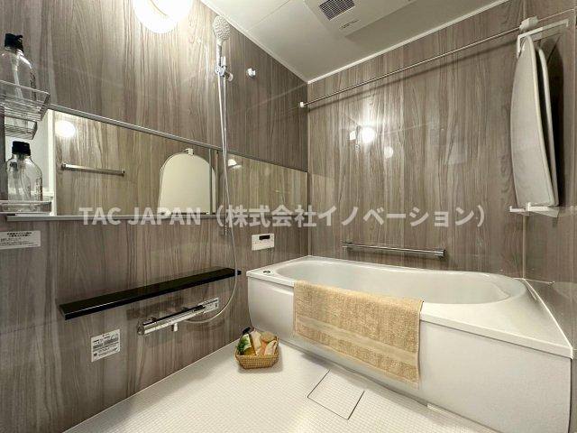 セレナハイムパークステージ桶川の浴室|ワンタッチでお湯張りや追炊ができるオートバスと足を伸ばせる浴槽で24時間いつでも快適にリフレッシュできる新品浴室。雨のお洗濯や日頃のメンテナンスなどに役立つ浴室換気乾燥機完備。