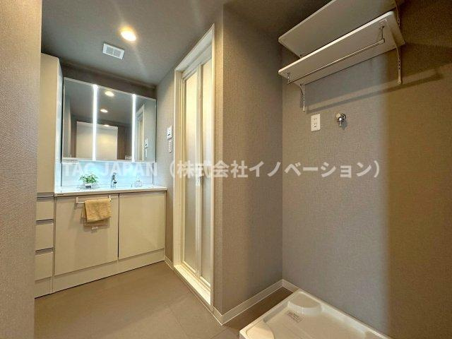 セレナハイムパークステージ桶川の洗面所|大型の洗濯機を置いても余裕が感じられる脱衣スペースには、つなぎ目が無くお手入れが楽なシームレスタイプの洗面ボール×豊富なリネン庫（棚）を造作しています。