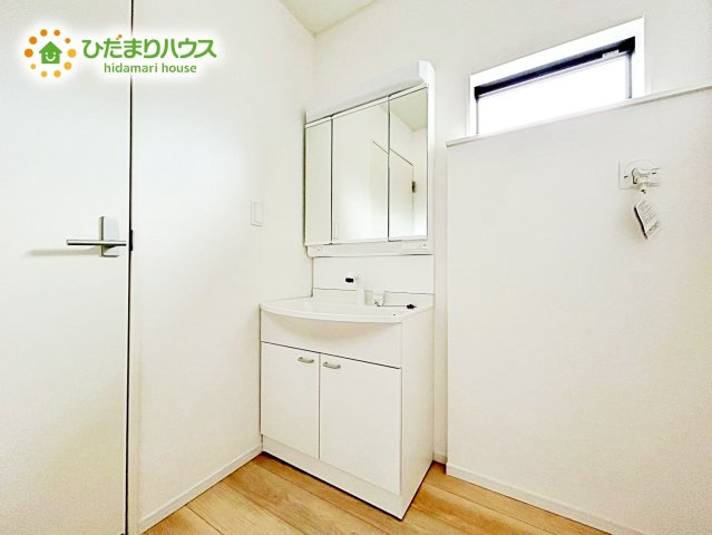 【独立洗面台】 | 那珂市瓜連第13　新築戸建　2号棟 | 三面鏡は自分では見えにくいところまで見ることができるので、身だしなみを整える際などにはとても便利です(*^^*)