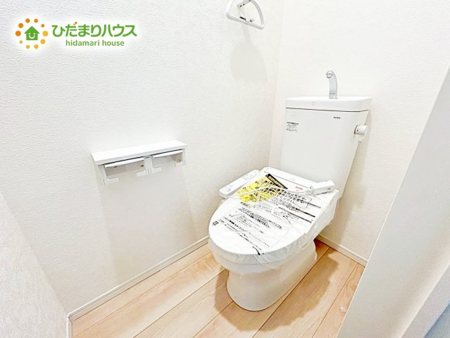 【トイレ】 | 那珂市瓜連第13　新築戸建　2号棟 | ウォシュレット標準装備。自動洗浄で流し忘れの心配も御座いません。清潔感にあふれた空間と機能的な洗浄装置。毎日何度も使う場所だから快適に。便利に。