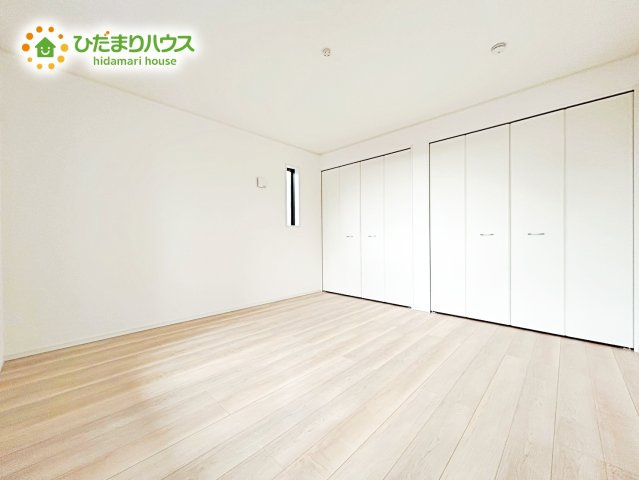 【寝室】 | 那珂市瓜連第13　新築戸建　2号棟 | 壁紙はシンプルで清潔なホワイトで統一しています。朝の光をたっぷり浴びながら一日をスタート！目覚めは明るくあたたかな場所で。