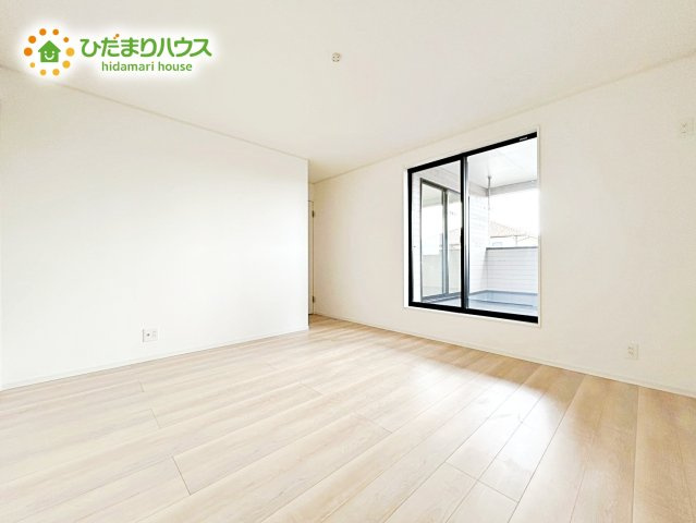 【寝室】 | 那珂市瓜連第13　新築戸建　2号棟 | 主寝室は広々していて安らげる空間に。大きな窓から光が差し込み、朝の目覚めも良さそう♪