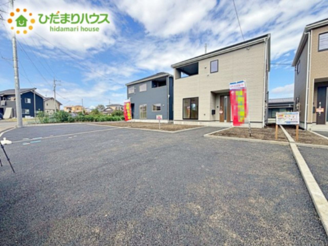 【駐車場】 | 那珂市瓜連第13　新築戸建　2号棟 | ゆったりとしたカースペースで、ファミリーカーや軽自動車もラクラク駐車出来ますね♪