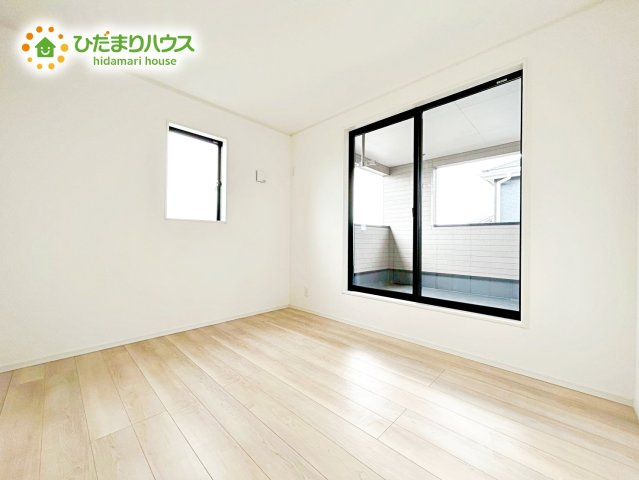 【洋室】 | 那珂市瓜連第13　新築戸建　2号棟 | 室内には収納スペースもあり、衣類や小物類をたっぷり収納可能。お部屋をより広くお使いいただけます。
