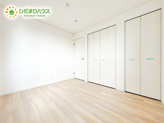 【洋室】 | 那珂市瓜連第13　新築戸建　2号棟 | 白い壁の洋室は、太陽の光だけでも十分明るく感じられますね