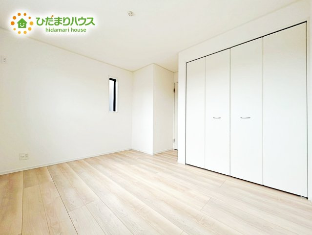 【洋室】 | 那珂市瓜連第13　新築戸建　2号棟 | 洗練された空間にやわらかい光が差し込み、お気に入りの家具や小物が映えます。