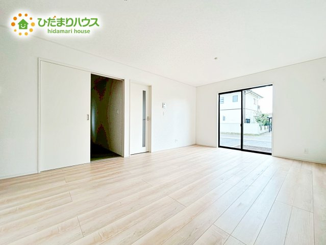 【居間・リビング】 | 那珂市瓜連第13　新築戸建　2号棟 | 縦長で奥行きのあるリビングは家具などの配置もしやすく使い勝手が良いです⭐︎