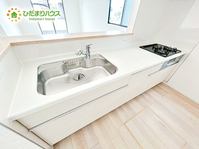 【キッチン】 | 那珂市瓜連第13　新築戸建　2号棟 | 家族でのコミュニケーションがとれる対面型システムキッチン。横一列にシンクとコンロをまとめたシンプルな形です。動きやすさとスタイリッシュなデザインが魅力。