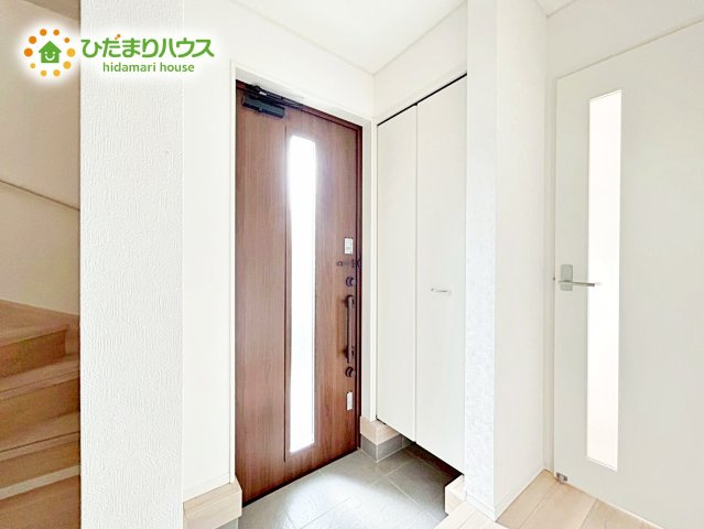 【玄関】 | 那珂市瓜連第13　新築戸建　2号棟 | 小窓が付いているドアなので明るいスペースになっています♪