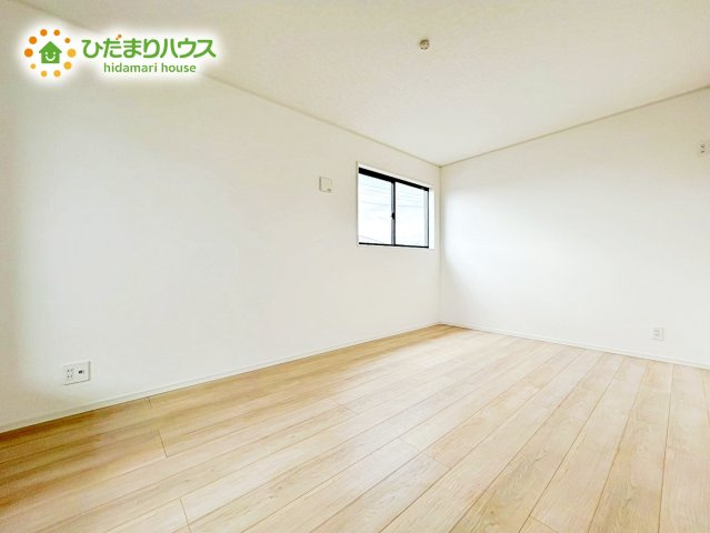 【寝室】 | 那珂市瓜連第13　新築戸建　3号棟 | バルコニーに面していて、たっぷり光りの入る明るい主寝室です！