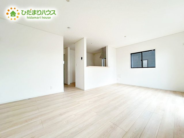 【居間・リビング】 | 那珂市瓜連第13　新築戸建　3号棟 | ホワイトを基調としたLDKは、明るく上品な心地よさを演出してくれます。空間に広がりをもたらし、より一層広く感じさせてくれます。