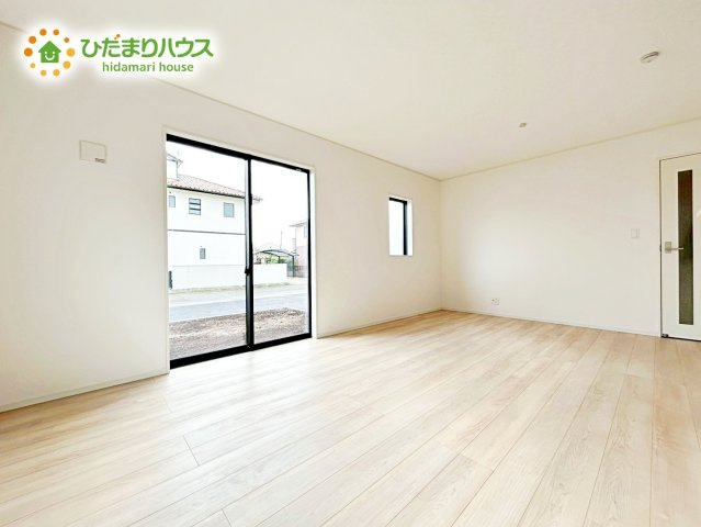 【居間・リビング】 | 那珂市瓜連第13　新築戸建　3号棟 | 家族との大切な時間を多く過ごすリビング。ゆったりとした広さのある空間で会話も弾みます♪大きい窓からは明るい日差しが差し込みます。居心地の良いリビングでおうち時間を楽しんで！