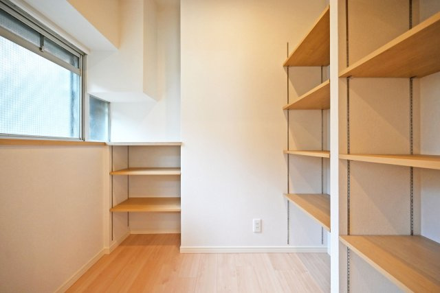 メガロコープ西宮Ⅱ2号棟の収納|キッチン背面にパントリー収納庫が設けられているので、
日用品や調味料等幅広く収納して頂けます。