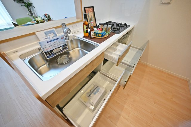 メガロコープ西宮Ⅱ2号棟のキッチン|天板とワークトップ下の収納は満足のいくスペースが備わっています。 大きな鍋などもゆったりと収納いただけます。
