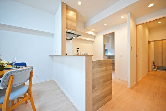 メガロコープ西宮Ⅱ2号棟のキッチン|コンロ前袖壁付カウンター造作のキッチンです。上部にはダウンライトを採用し、作業性を確保。