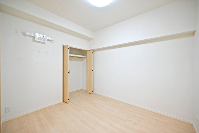 メガロコープ西宮Ⅱ2号棟の洋室|-洋室5帖- 全居室収納スペース有。クローゼット収納付きで、お部屋がすっきり片付きます。