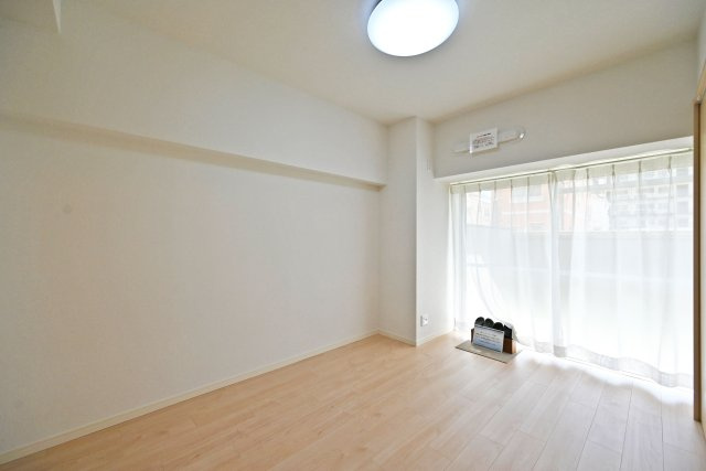 メガロコープ西宮Ⅱ2号棟の洋室|-洋室5.5帖-
シンプルな間取りになっているのでどんな家具でも合います。家具や敷物のカスタマイズを楽しめます！