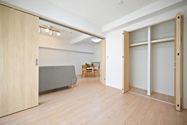 メガロコープ西宮Ⅱ2号棟の洋室|-洋室5.5帖-
全居室収納スペース有。クローゼット収納付きで、お部屋がすっきり片付きます。