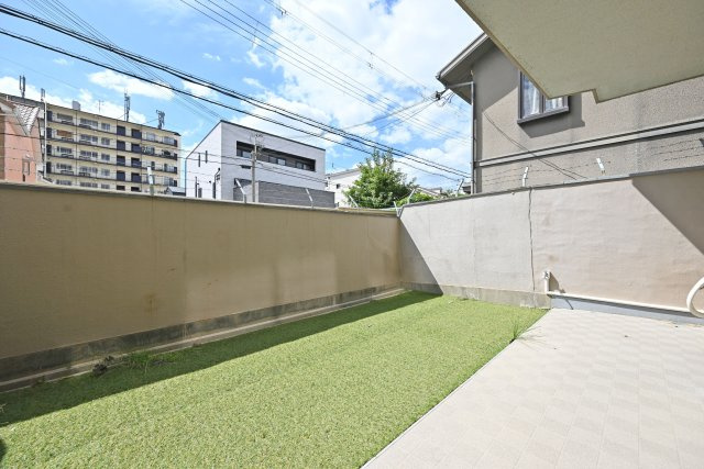 メガロコープ西宮Ⅱ2号棟の庭|広々とした専用庭、テラス付です。