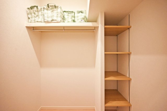 メガロコープ西宮Ⅱ2号棟の収納|ファミリークローク付で豊富な収納量です。