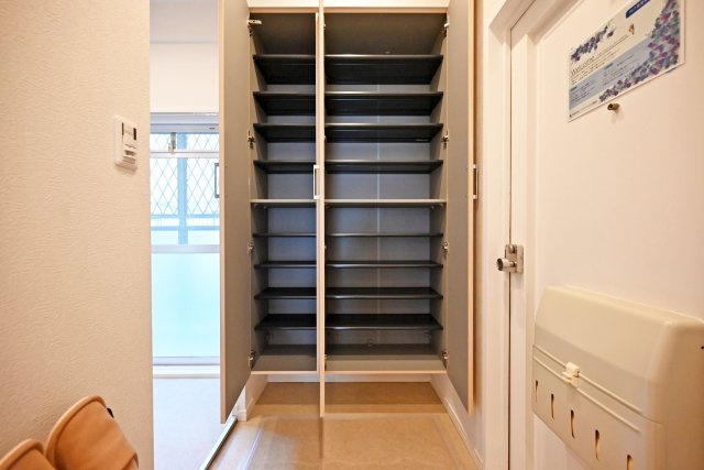 メガロコープ西宮Ⅱ2号棟の玄関|シューズボックス、シューズインクローク付の玄関で、いつでも玄関回りをすっきりと保てます。