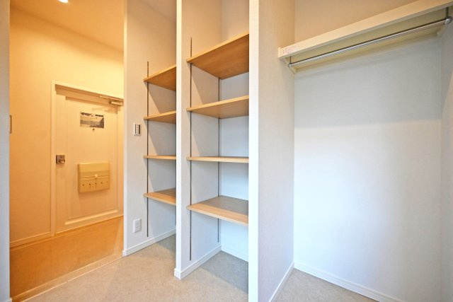 メガロコープ西宮Ⅱ2号棟の玄関|シューズインクロークの内観写真です。シューズボックスにシューズクロークを備えた収納量・動線ともに優れた設計。