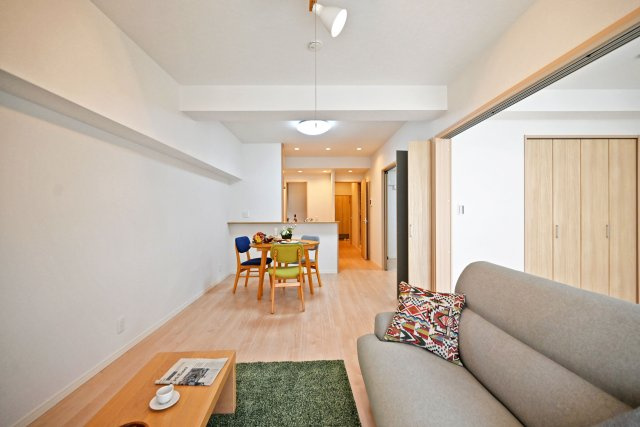 メガロコープ西宮Ⅱ2号棟の居間・リビング|リビング側からキッチン側に向かって撮影した内観写真です。
ダイニングテーブルやソファーを設置しても十分な広さとなっております。