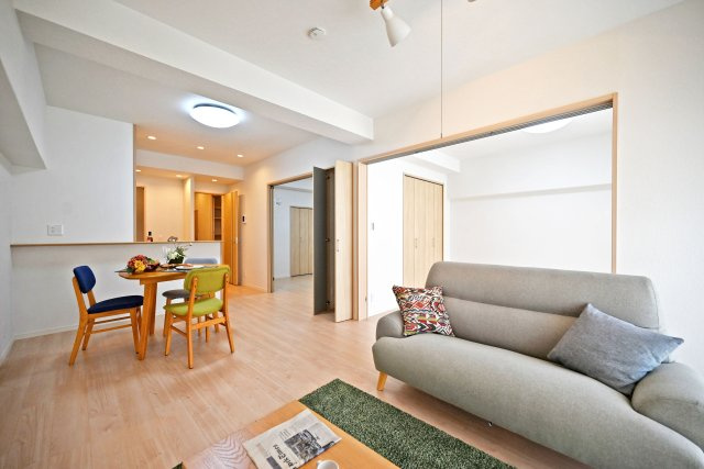 メガロコープ西宮Ⅱ2号棟の居間・リビング|リビングを中心として2つの居室が隣接しています。 家族が顔を合わせやすい間取り、家族のコミュニケーションが自然と増えますね。