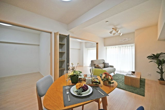 メガロコープ西宮Ⅱ2号棟の居間・リビング|リビングは家族全員の集まる憩いの場。この場所を通じて家族の楽しい会話が聞こえてきそうなリビングです。