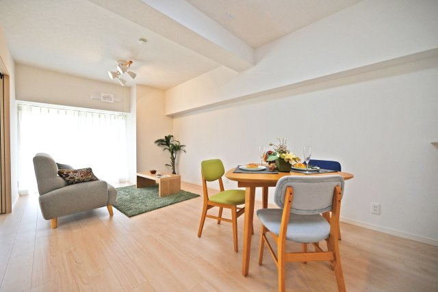 メガロコープ西宮Ⅱ2号棟の居間・リビング|ご家族みんなで寛げるLDKの空間。 リフォームの際にクロス・フローリング張替済の為、室内大変美麗です。 ぜひ一度、ご内覧ください。