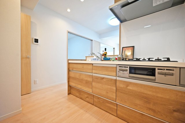 メガロコープ西宮Ⅱ2号棟のキッチン|収納豊富×機能性充実のシステムキッチン◎ ３口コンロとグリル付きで、お料理の幅が広がる嬉しいキッチンです！