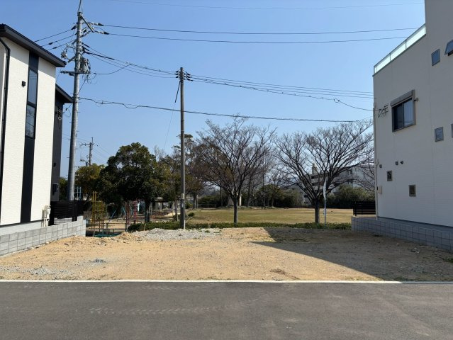 プランタウン新垢田南町の前面道路含む現地写真