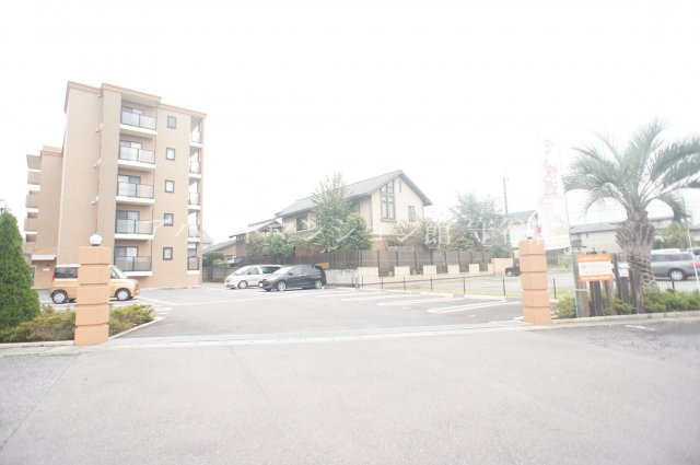 ラフィーネコートの駐車場