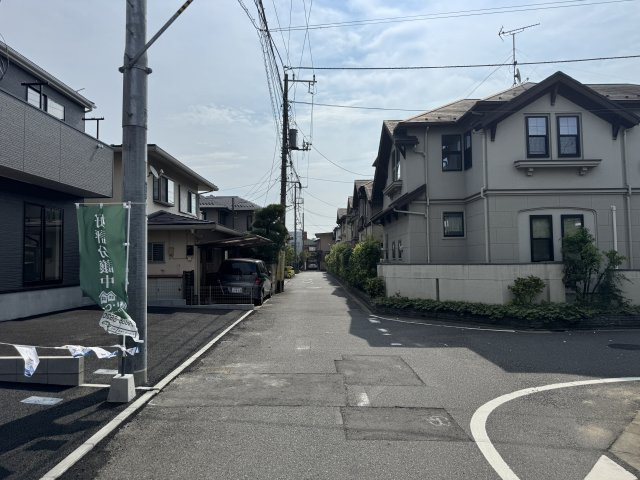 市川市八幡６丁目新築戸建【冨貴島小学校：4分】の前面道路含む現地写真|南西側前面道路・幅員約5ｍ