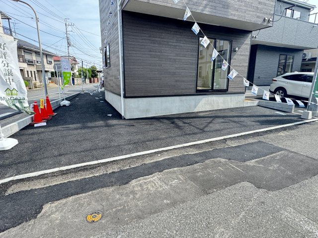 市川市八幡６丁目新築戸建【冨貴島小学校：4分】の駐車場|2号棟駐車スペース・並列2台駐車可