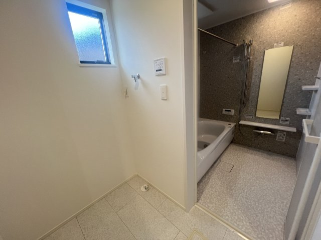 駅１０分以内で、駐車場も２台分！なんとまぁ！な【緑区長津田３丁目】新築戸建の脱衣所