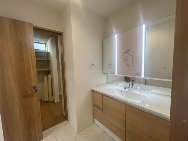 駅１０分以内で、駐車場も２台分！なんとまぁ！な【緑区長津田３丁目】新築戸建の独立洗面台|使いやすい独立洗面台です