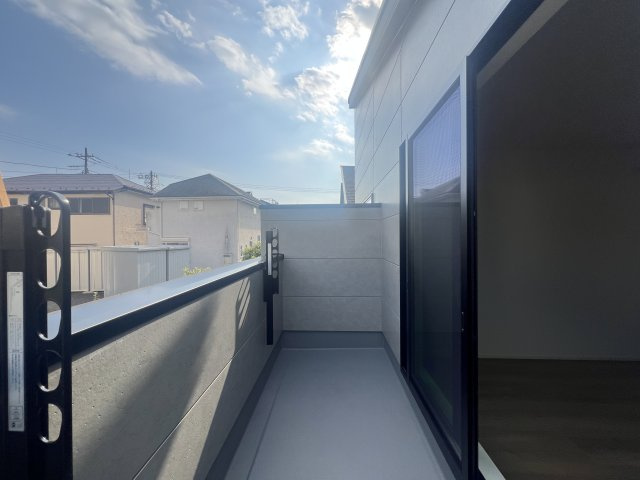 駅１０分以内で、駐車場も２台分！なんとまぁ！な【緑区長津田３丁目】新築戸建のバルコニー|広々としたバルコニーです