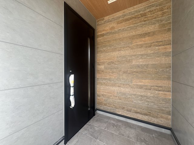 駅１０分以内で、駐車場も２台分！なんとまぁ！な【緑区長津田３丁目】新築戸建の玄関|玄関です