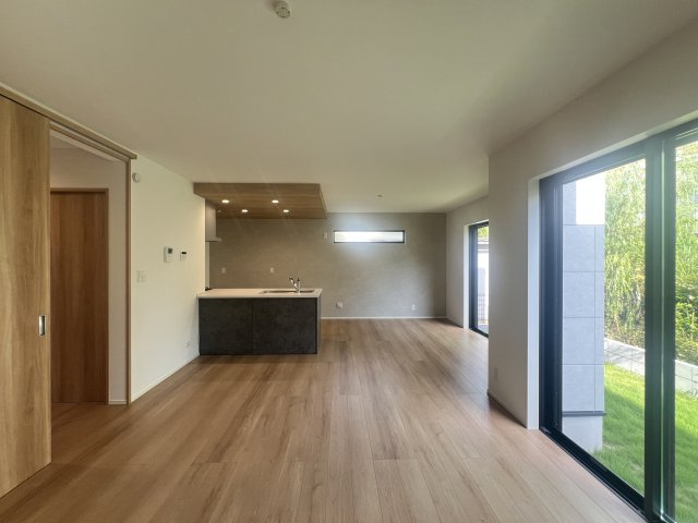 駅１０分以内で、駐車場も２台分！なんとまぁ！な【緑区長津田３丁目】新築戸建の居間・リビング|使いやすいリビングです