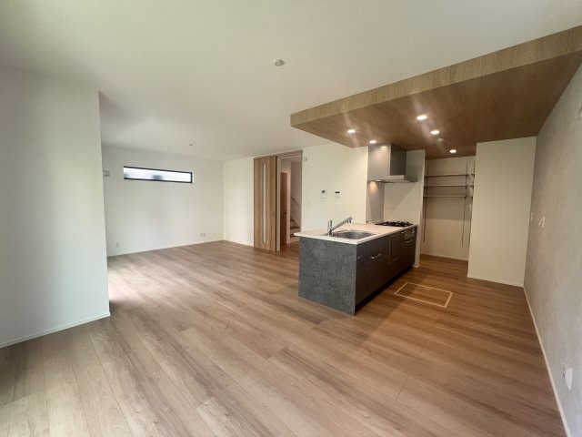 駅１０分以内で、駐車場も２台分！なんとまぁ！な【緑区長津田３丁目】新築戸建の居間・リビング|ゆったり過ごせるリビングです