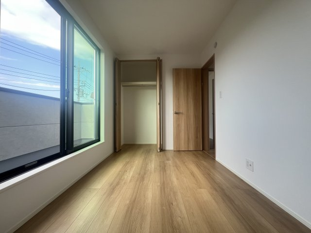 駅１０分以内で、駐車場も２台分！なんとまぁ！な【緑区長津田３丁目】新築戸建の洋室|明るい洋室です